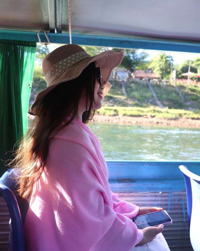 Khám phá hang Phong Nha mát lạnh.