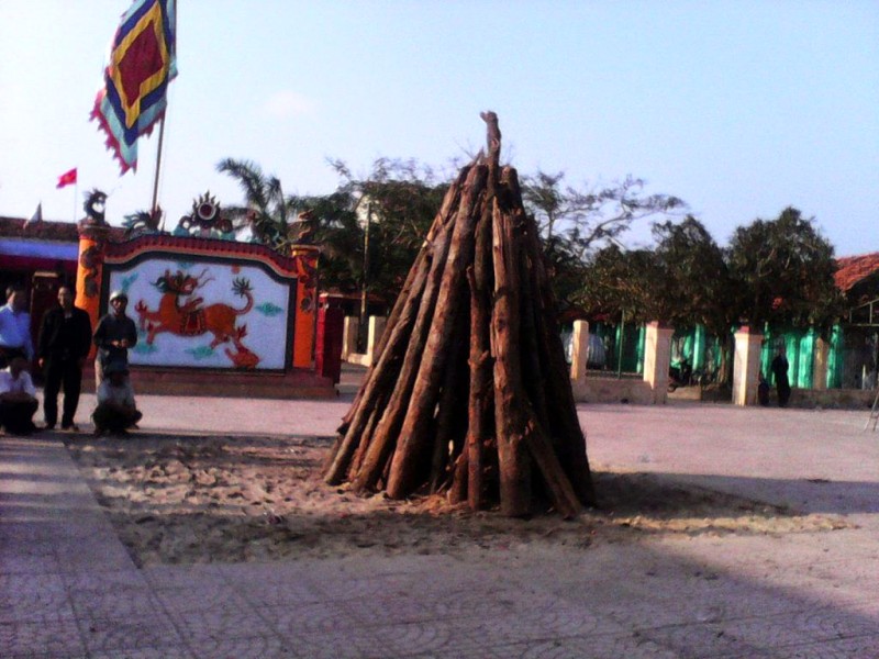 Lửa thiêng đêm giao thừa làng Cảnh Dương.