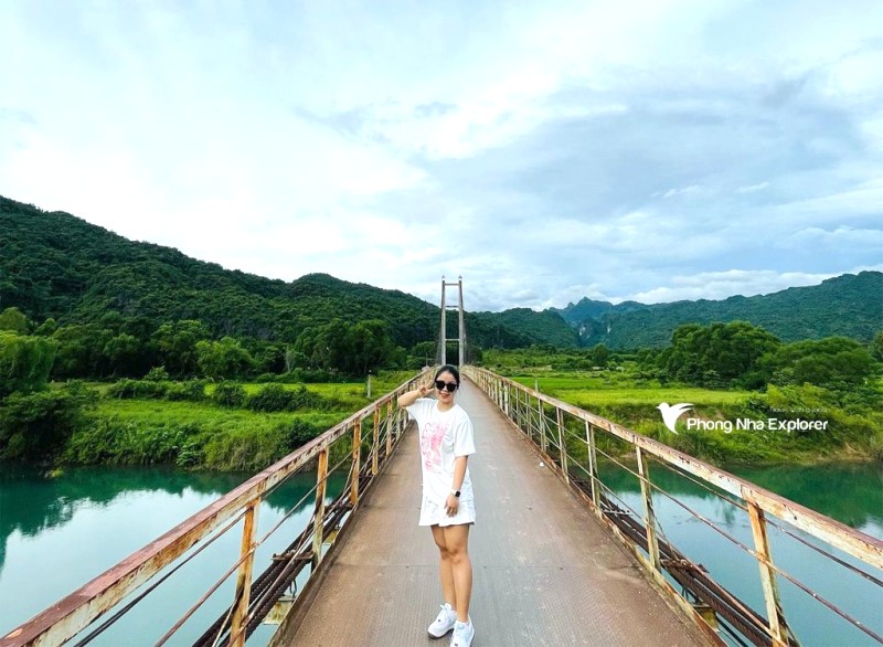 Chạy bộ trên cầu treo Chày Lập.