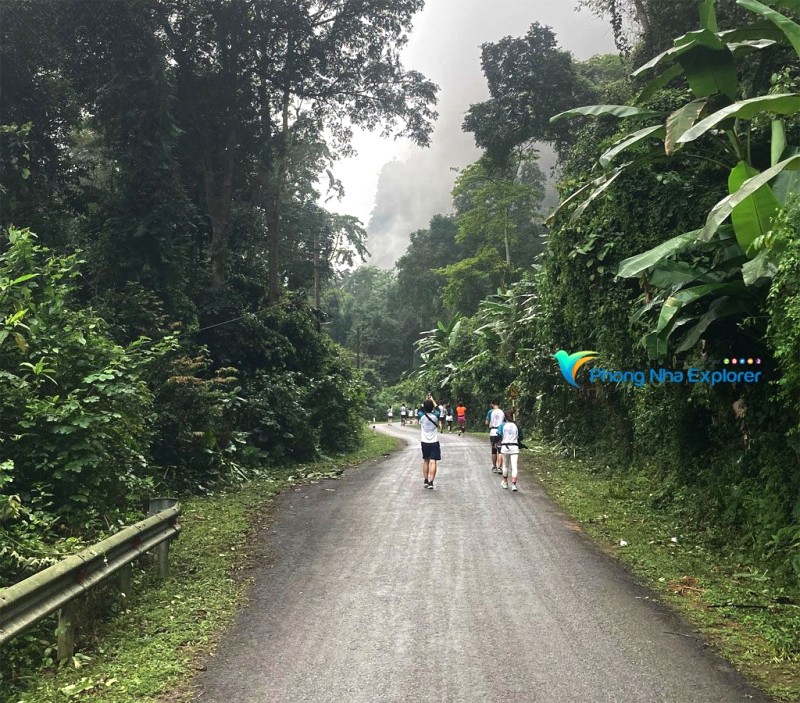 Chạy bộ khám phá Phong Nha.