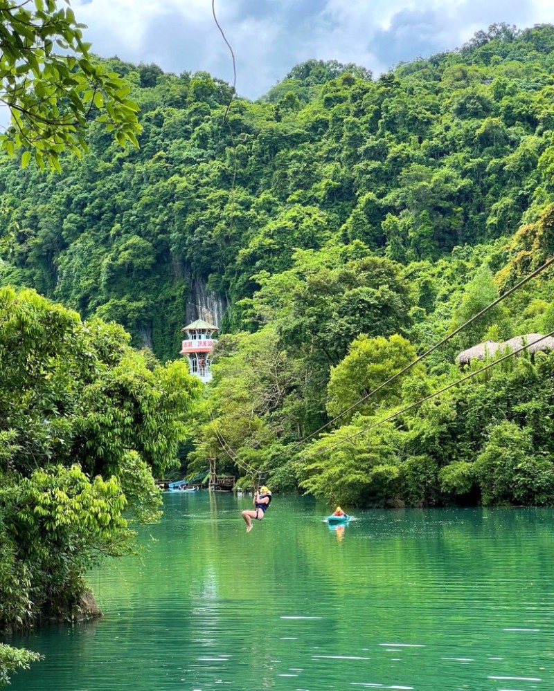 Du khách phiêu lưu trên zipline.