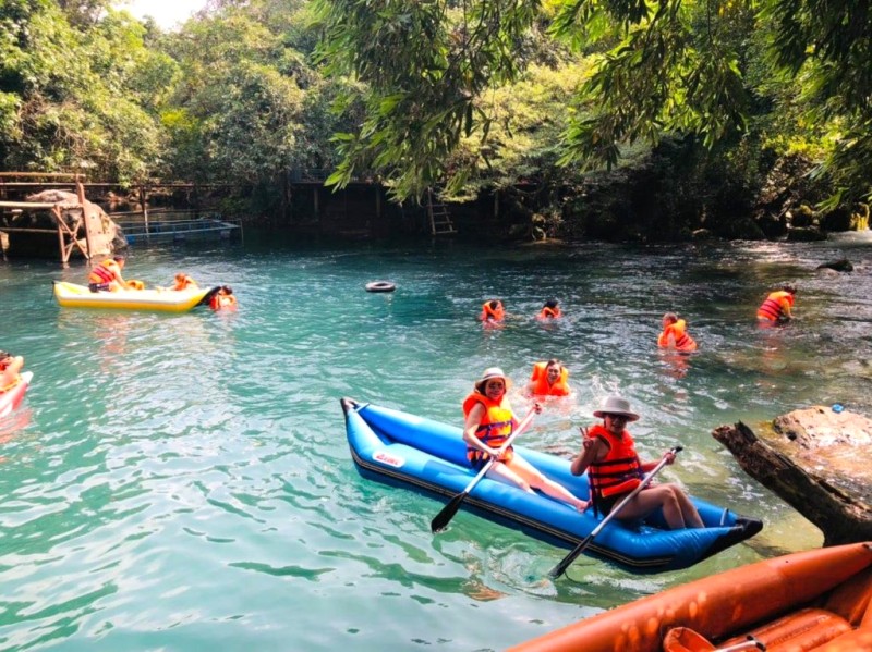 Khám phá Suối Nước Moọc bằng kayak.