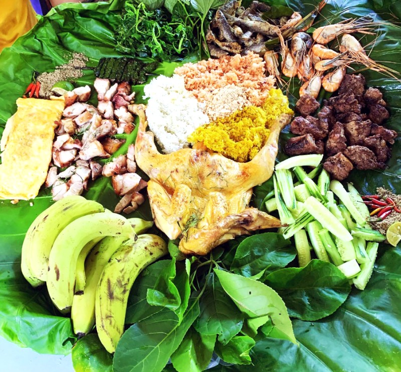 Hải sản, gà, thịt nướng