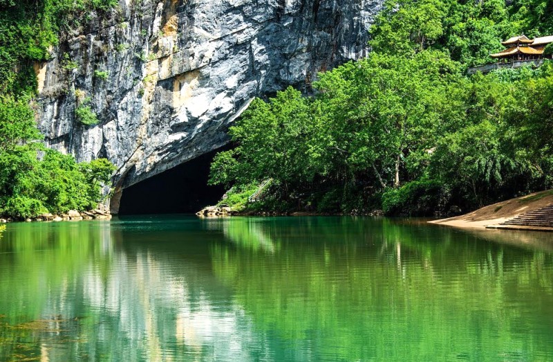 Hang động có dòng sông ngầm bí ẩn