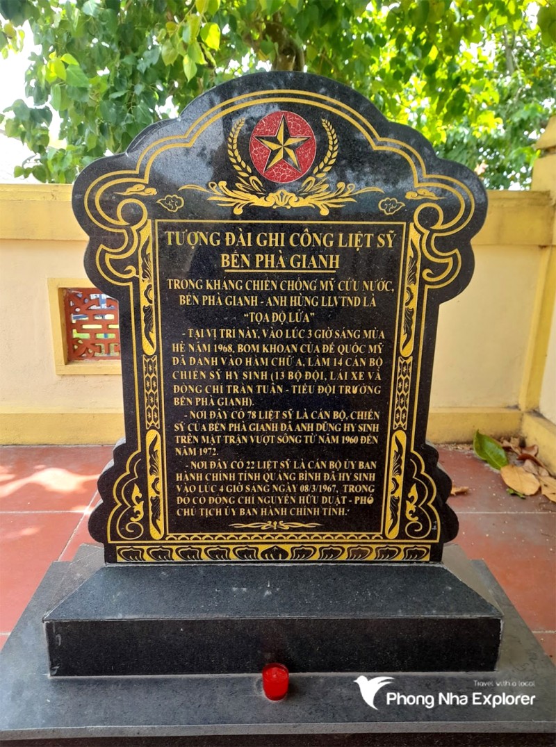 Bia ghi công ở bến phà Gianh