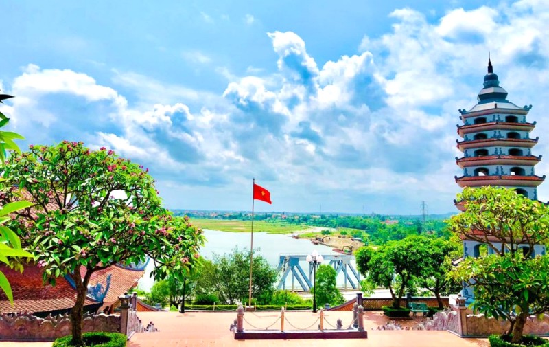 Sông Long Đại, cầu đường sắt Bắc Nam hiện ra trước mắt.