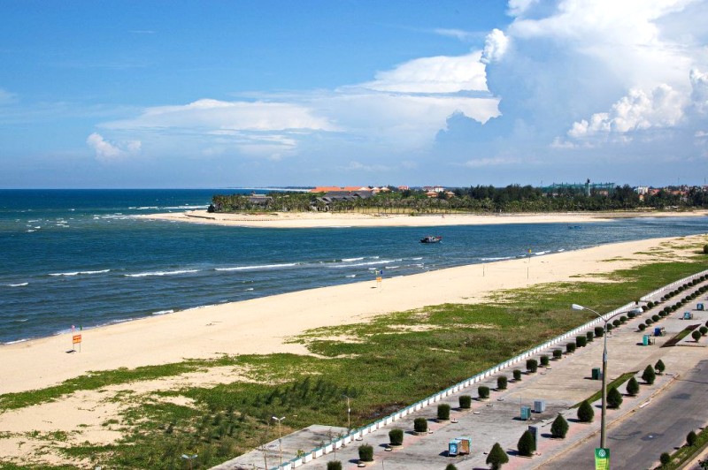 Nằm ngay cửa sông Nhật Lệ