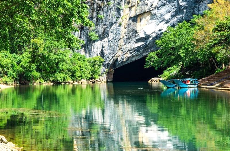 Sương mờ lãng đãng núi đá vôi.
