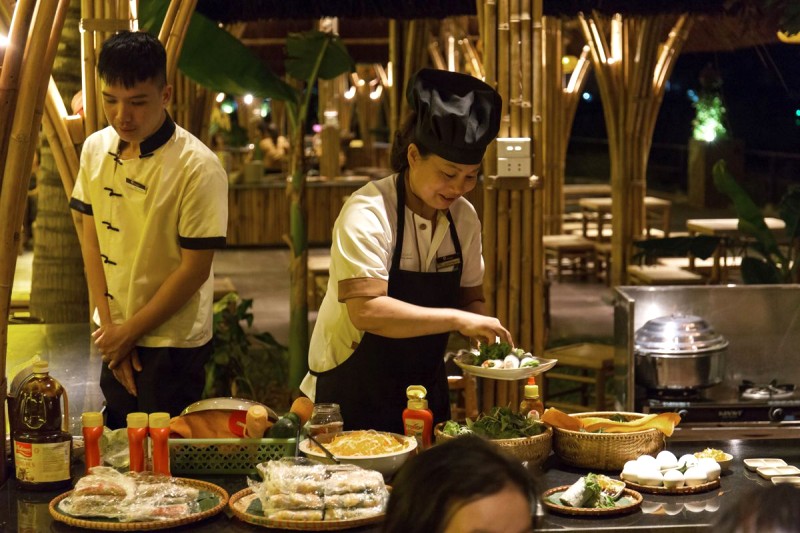 Chợ Đêm Đồng Hới: vui chơi, ăn uống hấp dẫn.