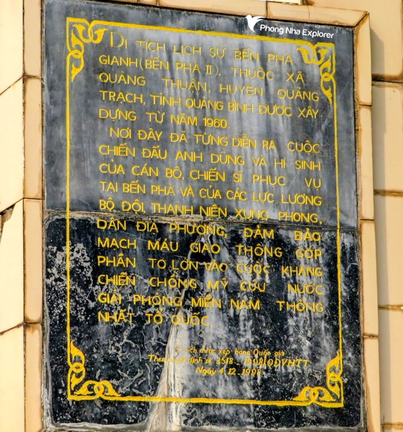Bia thông tin bến phà Gianh
