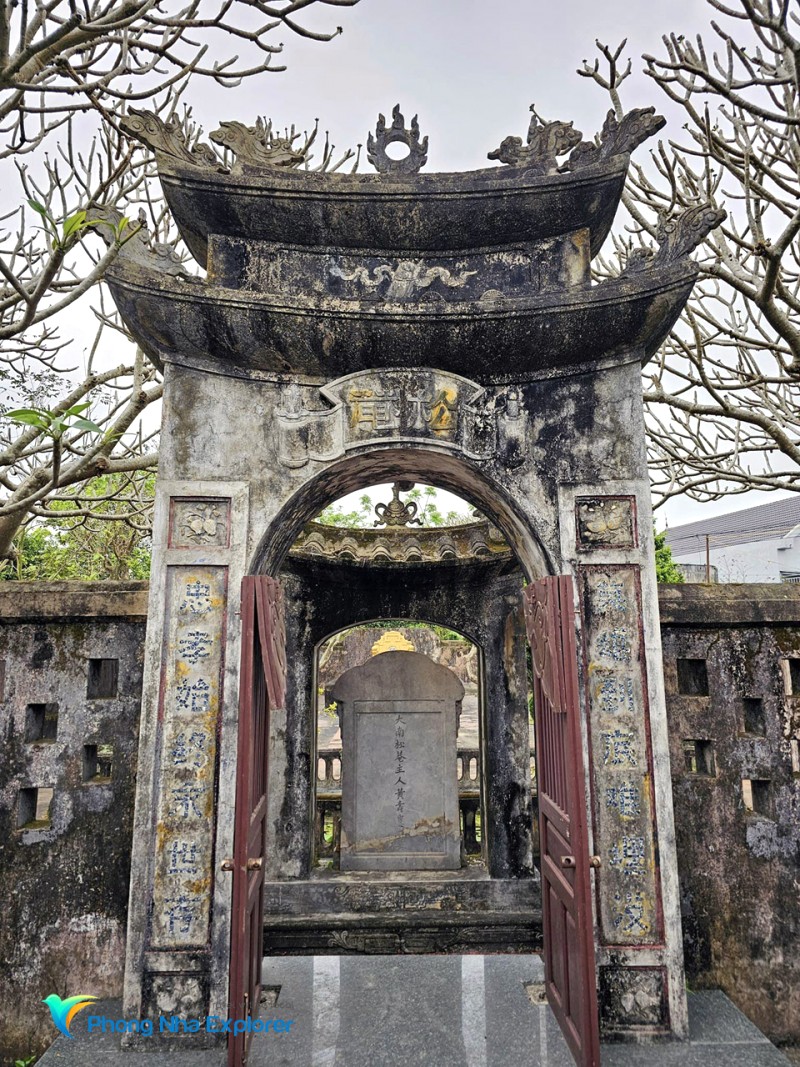 Cổng lăng mộ Hoàng Kế Viêm cổ kính
