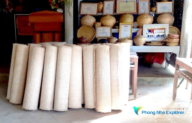 Sản phẩm được trưng bày tại làng