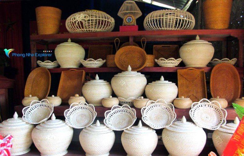 Làng nghề: Đa dạng, phong phú.